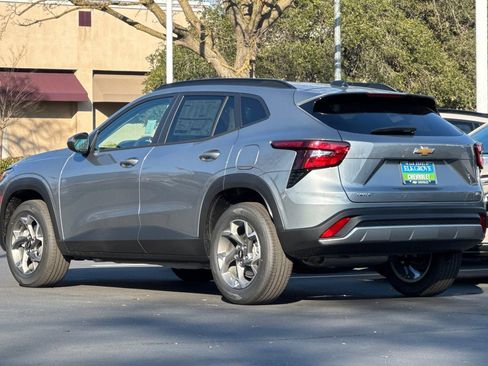 New 2026 Chevrolet Trax LT w/ Driver Confidence Package FWD image 5