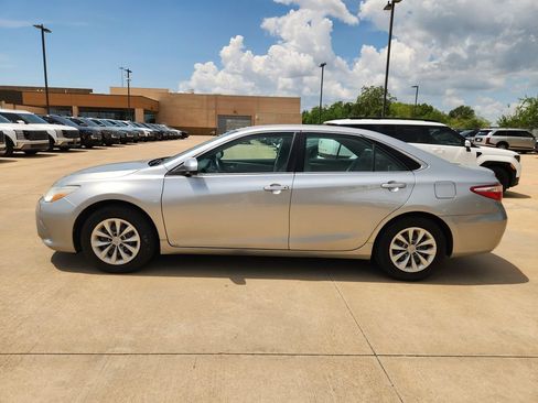 Used 2016 Toyota Camry LE FWD image 5