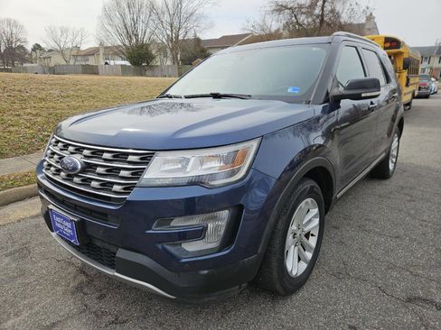Used 2017 Ford Explorer XLT w/ Equipment Group 202A image 3