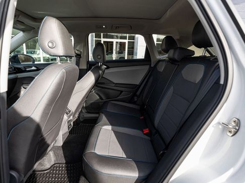 Used 2024 Volkswagen Taos SE image 21