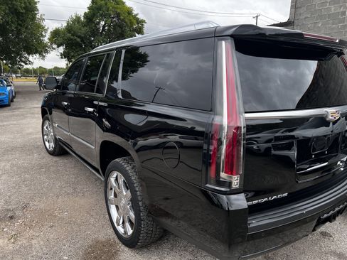 Used 2019 Cadillac Escalade ESV Platinum RWD image 11