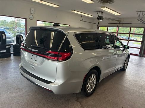 Certified 2024 Chrysler Pacifica Touring-L FWD image 32