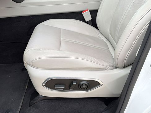 Certified 2024 Jeep Wagoneer L Series II RWD image 14