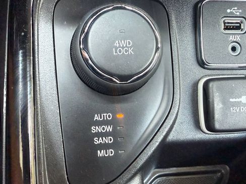 Used 2018 Jeep Compass Limited w/ Navigation Group AWD/4WD image 29