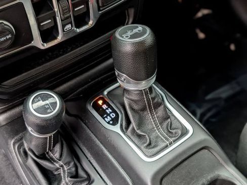 Used 2019 Jeep Wrangler Unlimited Sahara AWD/4WD image 16