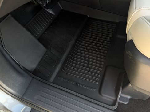 Used 2025 Nissan Pathfinder SL FWD image 12