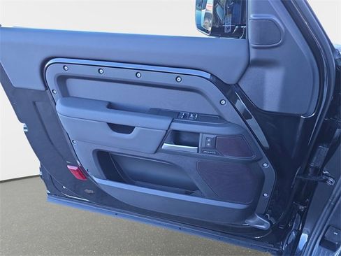 Used 2025 Land Rover Defender 90 S image 26