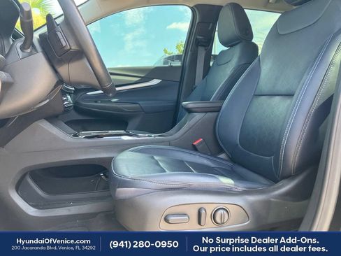 Used 2023 Chevrolet Bolt EUV LT w/ Convenience Package FWD image 2