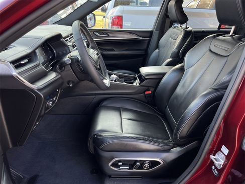 Used 2023 Jeep Grand Cherokee Overland w/ Luxury Tech Group IV image 22