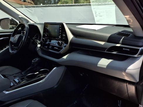 Used 2022 Toyota Highlander Limited FWD image 23