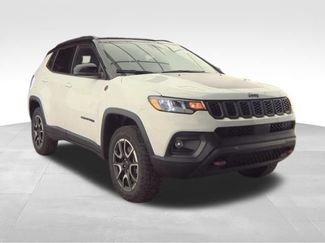 Used 2025 Jeep Compass Trailhawk video 2