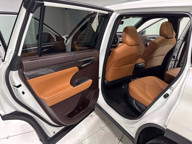 Used 2021 Toyota Highlander Platinum AWD/4WD image 26