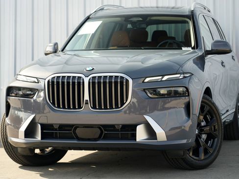 Used 2023 BMW X7 xDrive40i w/ Climate Comfort Package image 3