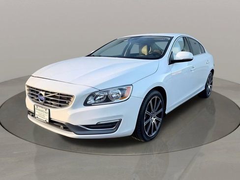Used 2017 Volvo S60 T5 Inscription image 2