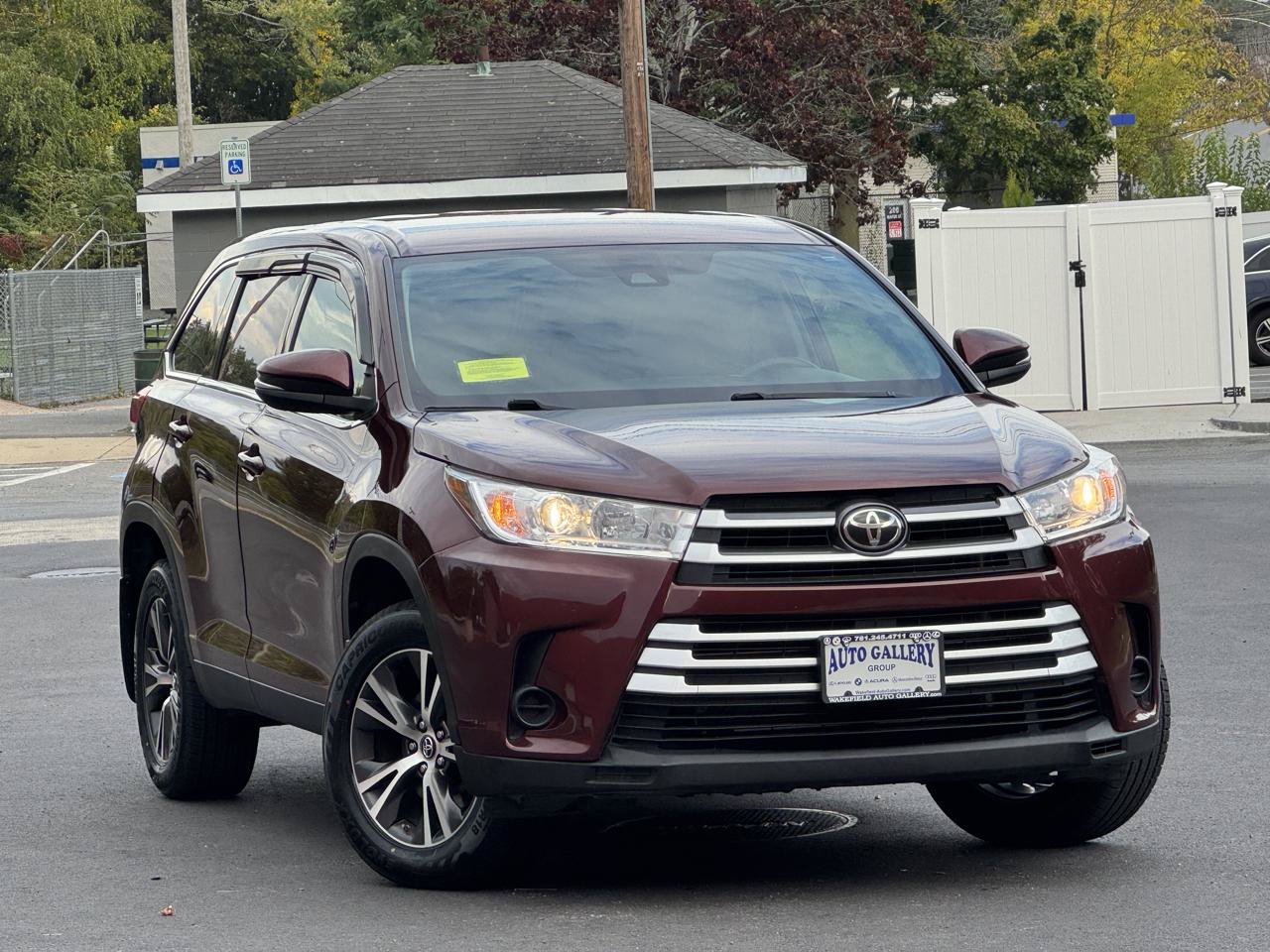 Used 2019 Toyota Highlander LE AWD/4WD image 1