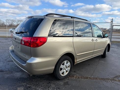 Used 2010 Toyota Sienna LE image 4