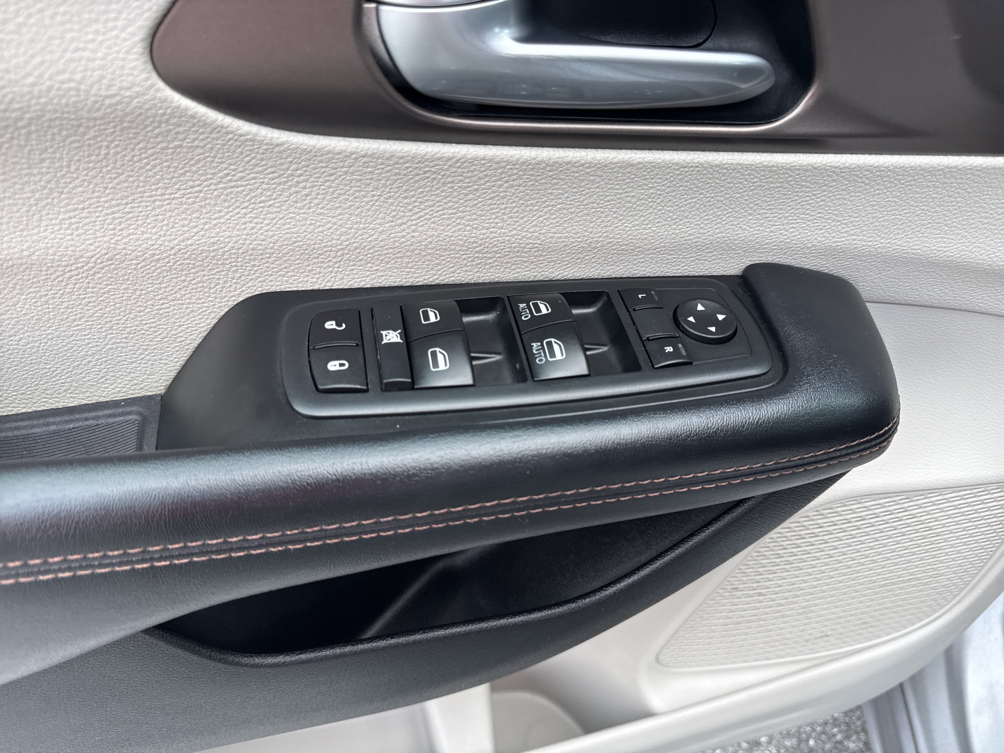 Used 2017 Chrysler Pacifica LX FWD image 17
