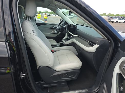 Used 2025 Ford Explorer Platinum w/ LUX Leather Package AWD/4WD image 12