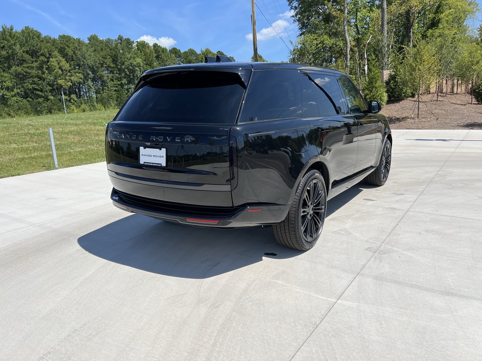 New 2026 Land Rover Range Rover Long Wheelbase SE AWD/4WD image 2