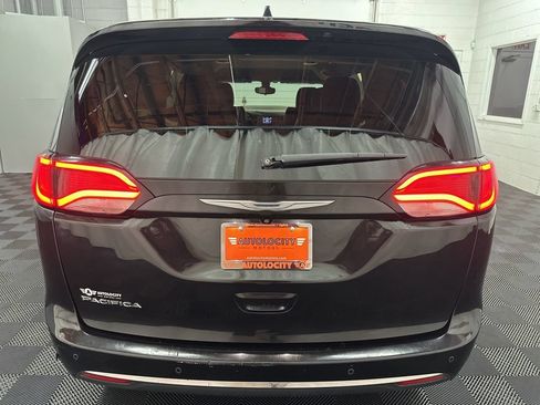 Used 2017 Chrysler Pacifica Touring-L FWD image 8