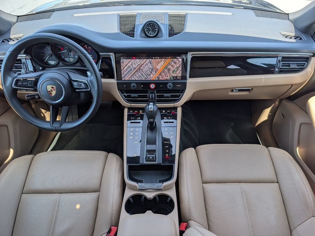 Certified 2025 Porsche Macan AWD/4WD image 6