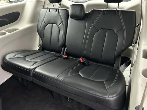Used 2024 Chrysler Pacifica Touring-L image 23