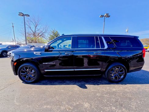 Used 2024 GMC Yukon XL Denali image 10