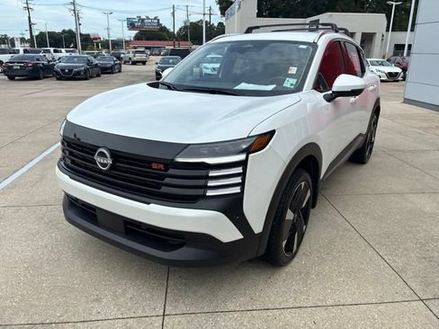 Used 2025 Nissan Kicks SR w/ Illumination Package FWD image 3