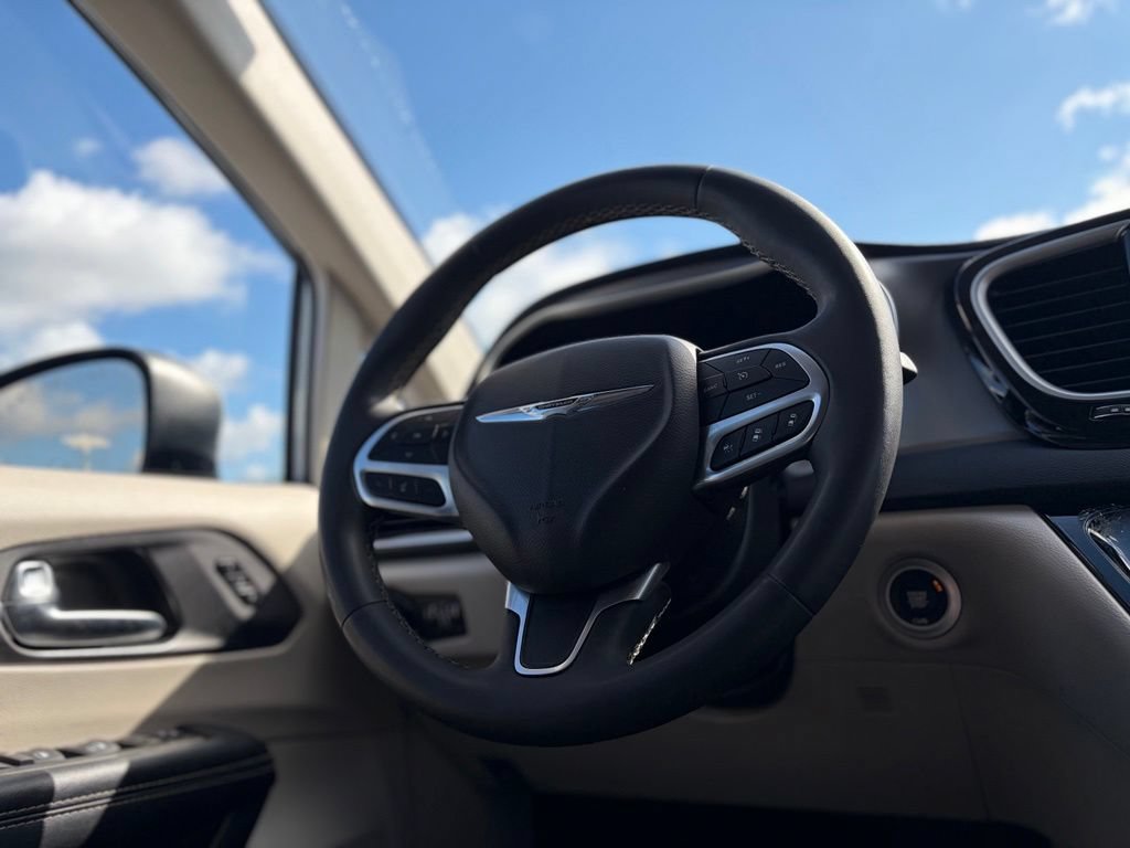 Certified 2023 Chrysler Pacifica Touring-L FWD image 39