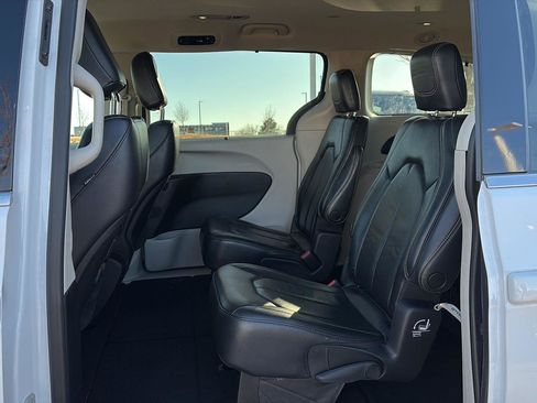 Used 2022 Chrysler Pacifica Touring-L image 18