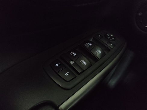 Used 2021 Jeep Cherokee Latitude FWD image 27