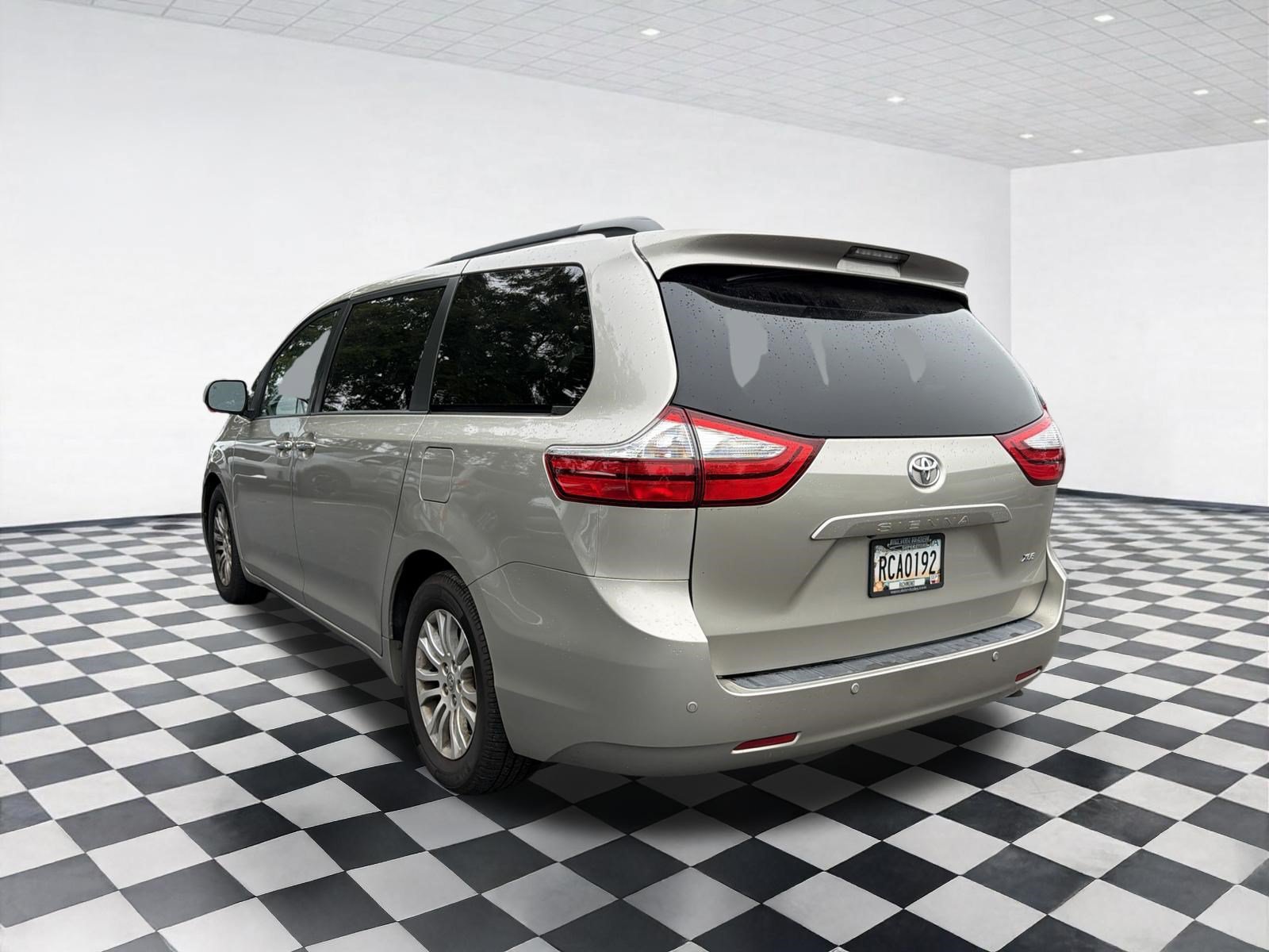 Used 2016 Toyota Sienna XLE Premium FWD image 6