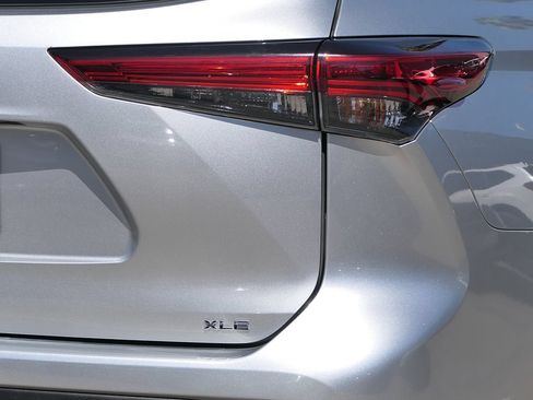 Used 2021 Toyota Highlander XLE FWD image 4
