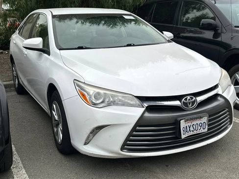 Used 2017 Toyota Camry LE FWD image 2
