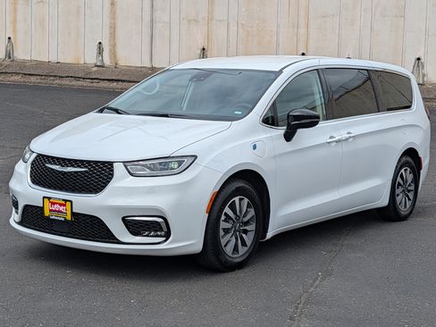 Used 2024 Chrysler Pacifica Limited FWD image 3