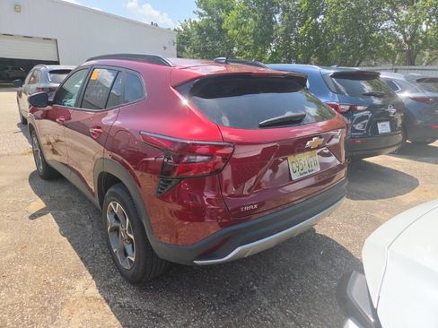 Used 2025 Chevrolet Trax LT w/ LT Convenience Package FWD image 8