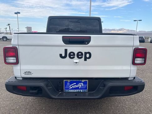 Used 2025 Jeep Gladiator Sport AWD/4WD image 4