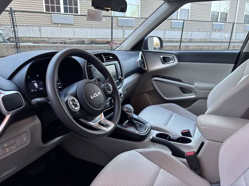 Used 2022 Kia Soul LX w/ Technology Package FWD image 8