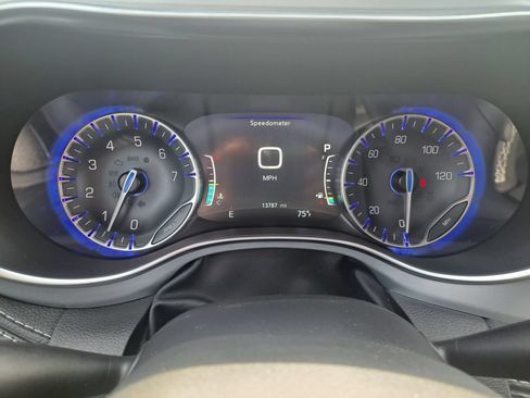 Used 2026 Chrysler Pacifica Limited FWD image 14