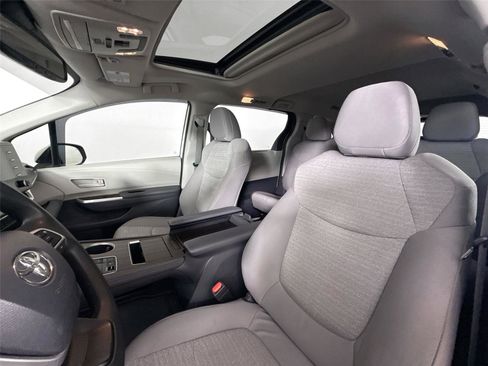 Used 2021 Toyota Sienna LE w/ LE Plus Package image 15
