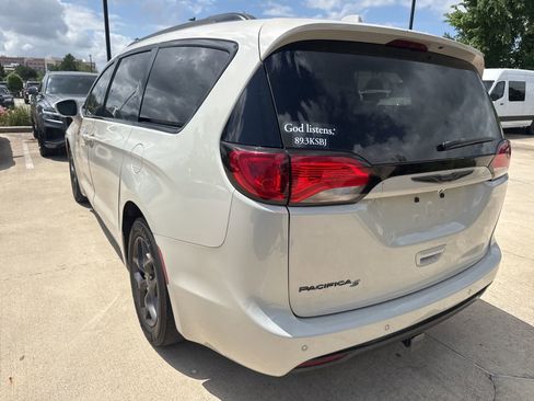Used 2020 Chrysler Pacifica Touring-L w/ S Appearance Package image 6