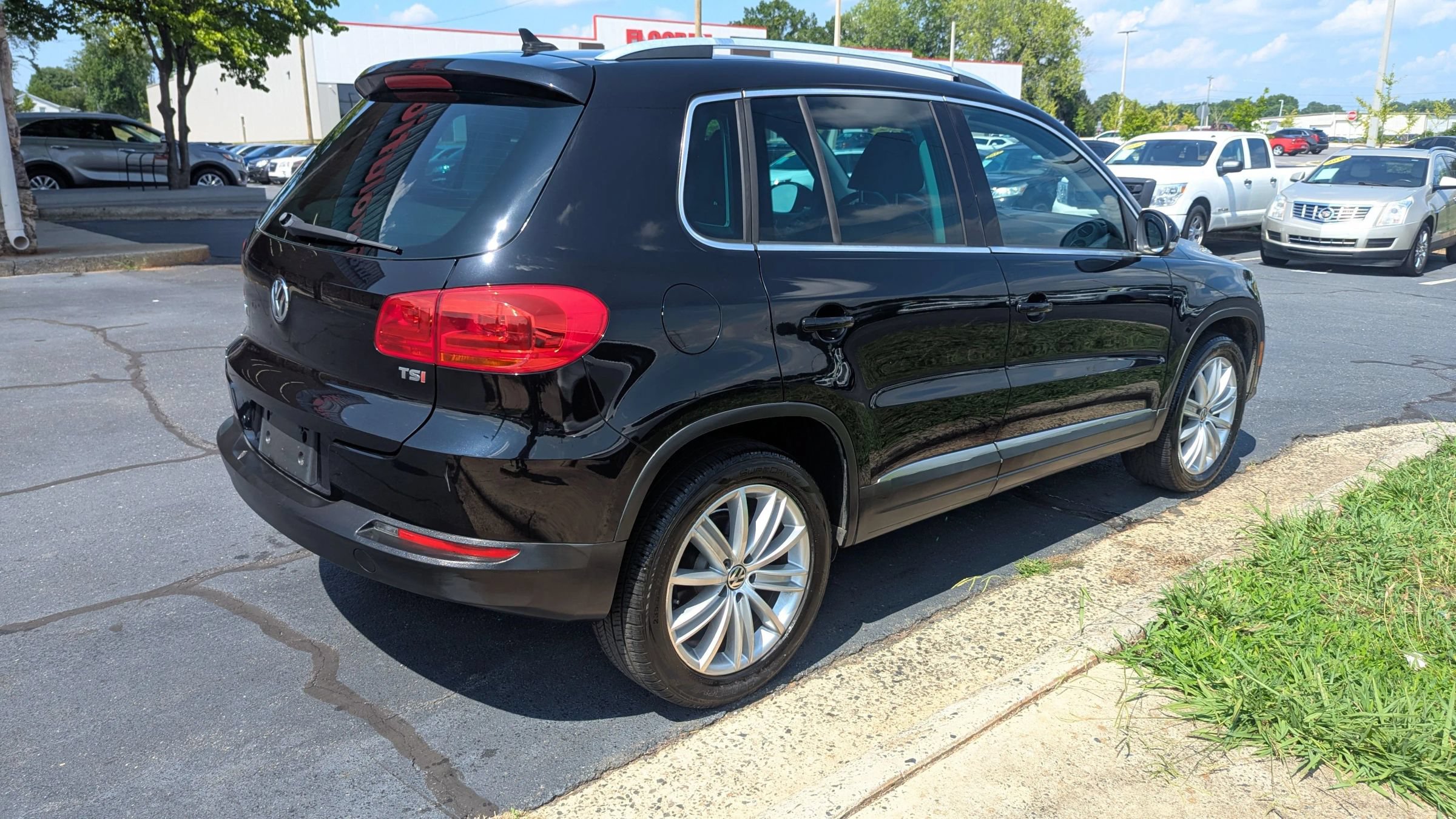 Used 2016 Volkswagen Tiguan SE FWD image 7