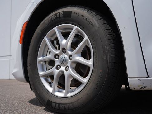Used 2023 Chrysler Pacifica Touring-L FWD image 31