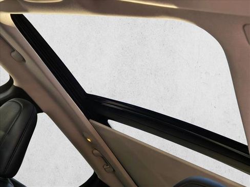 Used 2019 Jeep Cherokee Overland w/ Technology Group image 17