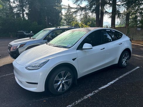 Used 2021 Tesla Model Y Long Range AWD/4WD image 1