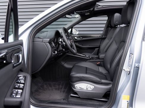 Used 2025 Porsche Macan image 23
