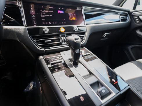 Certified 2025 Porsche Macan image 20