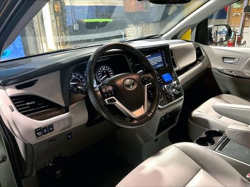 Used 2020 Toyota Sienna XLE w/ XLE Navigation Package image 14