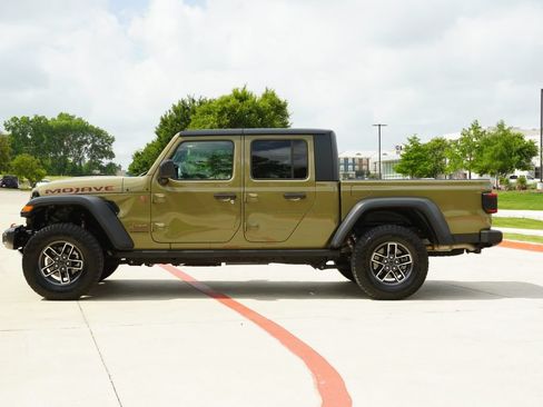 Used 2025 Jeep Gladiator Mojave w/ Convenience Group AWD/4WD image 2