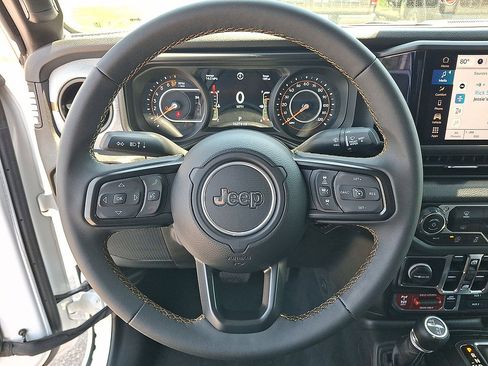Used 2025 Jeep Gladiator Mojave AWD/4WD image 22